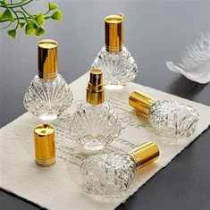 Malé prázdne fľaše na parfumy